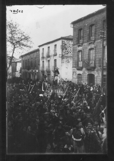 Primera procesión de la cofradía por la Calle Obispo Cobos en la tarde del Miércoles Santo de 1926.