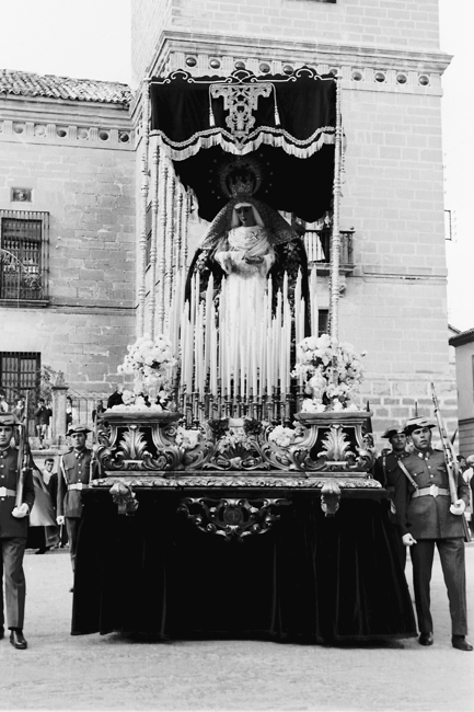  Historia_12: En el año 1966 el trono de la Virgen estrena el nuevo palio con doce varales plateados, una candelería adaptada para ser llevada en el trono y la nueva corona dorada para Nuestra Señora, todo obra de Manuel Seco Velasco de Sevilla.