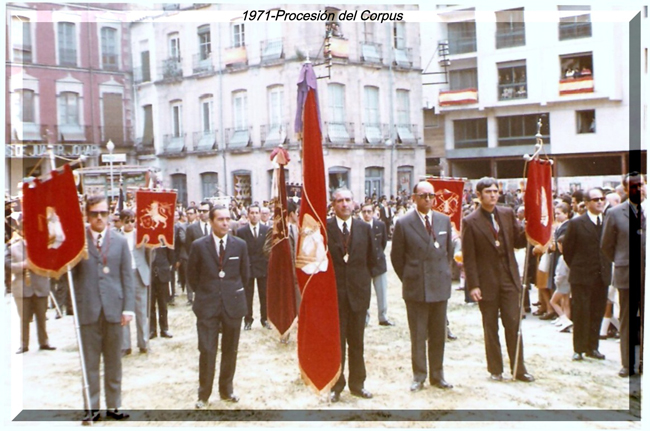Nuestra cofradía también es representada en la procesión del Corpus Christi a lo largo del tiempo, por las diferentes Juntas Directivas que la han presidido; ésta fotografía es del año 1971.