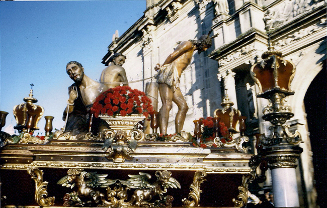 El Jueves Santo de 1988, estrenamos la restauración del trono de Nuestro Titular gracias a las manos de D. Ramón Cuadra Moreno y D. Marcelo Góngora Ramos. 