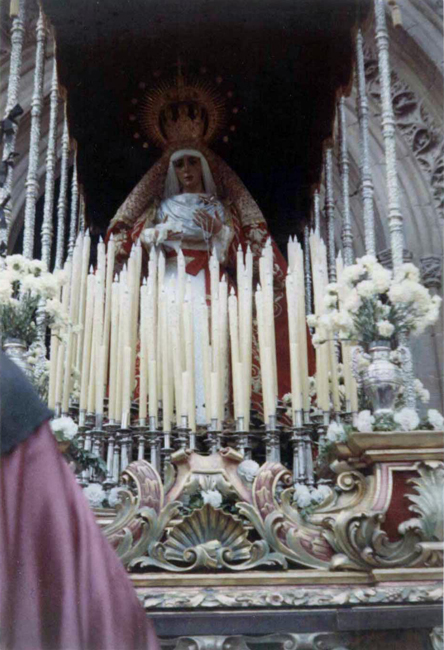En 1966 la Imagen de la Virgen estrena su actual corona dorada