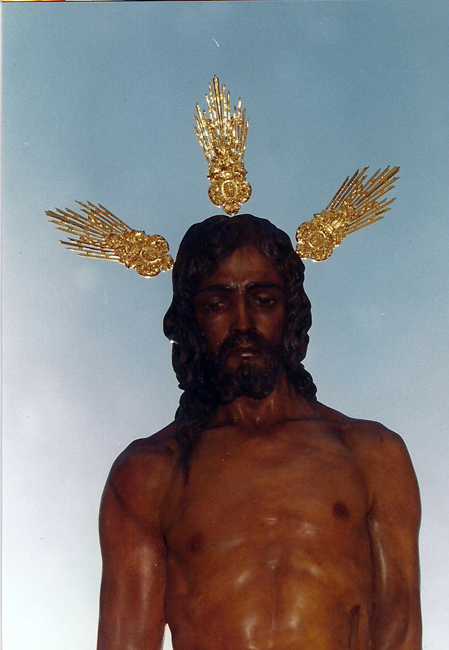 en el año 2000 y con motivo del 75º Aniversario de la fundación de la Cofradía, se le regala al Cristo un juego de potencias de plata chapadas en oro de cuatro micras de espesor obra de Joaquín Ossorio de Sevilla
