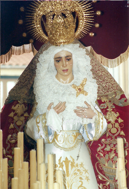 a finales del año 2001 le toca a la Virgen ser sometida a la restauración, siendo en la Semana Santa de 2002 cuando sale ya restaurada